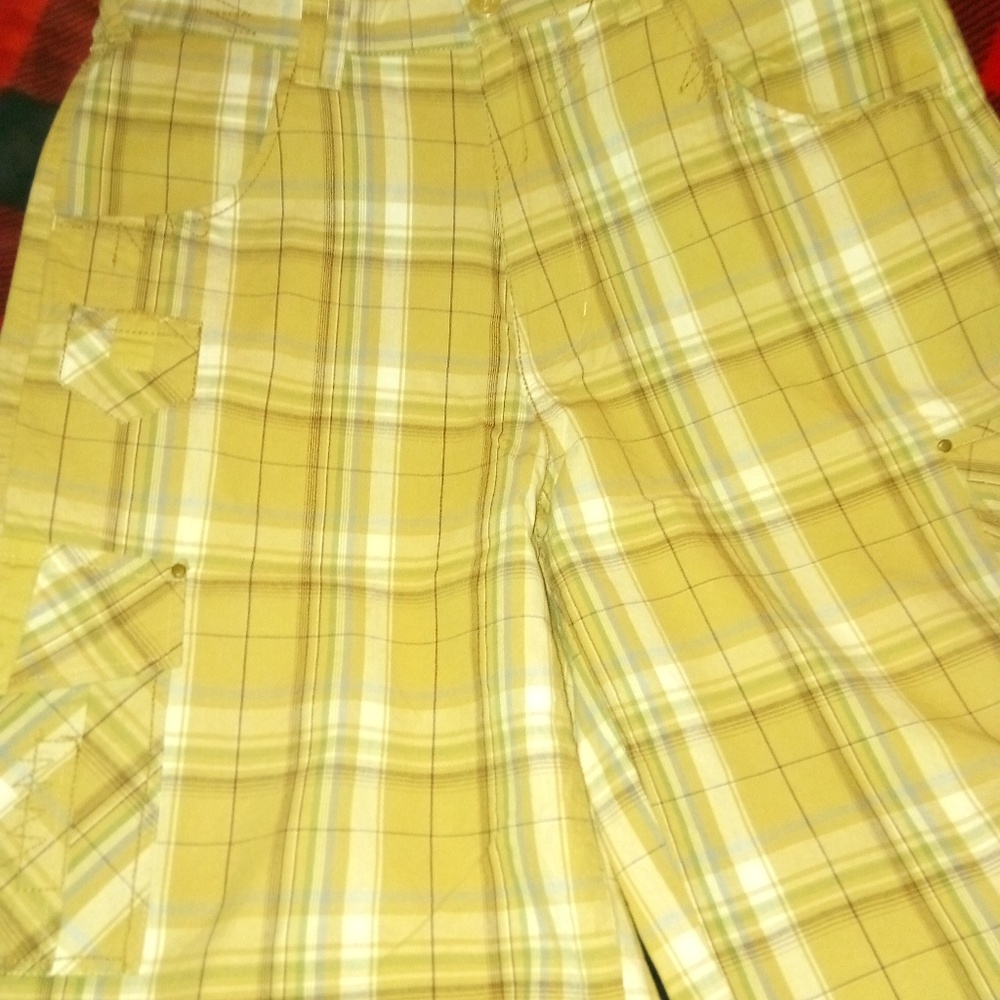 Koman sixe 34 plaid shorts.